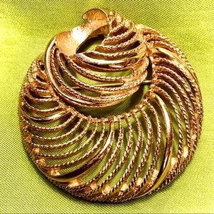 MONET VINTAGE SIGNED GOLD-TONE LARGE BROOCH